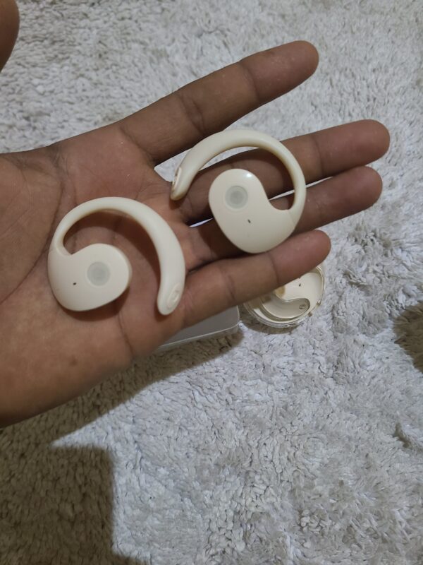 Auscultadores sem fios BY01 OWS (Open Wearable Stereo) - tecnologia de condução aérea, permitindo-lhe ouvir o ambiente à sua volta enquanto ouve áudio.