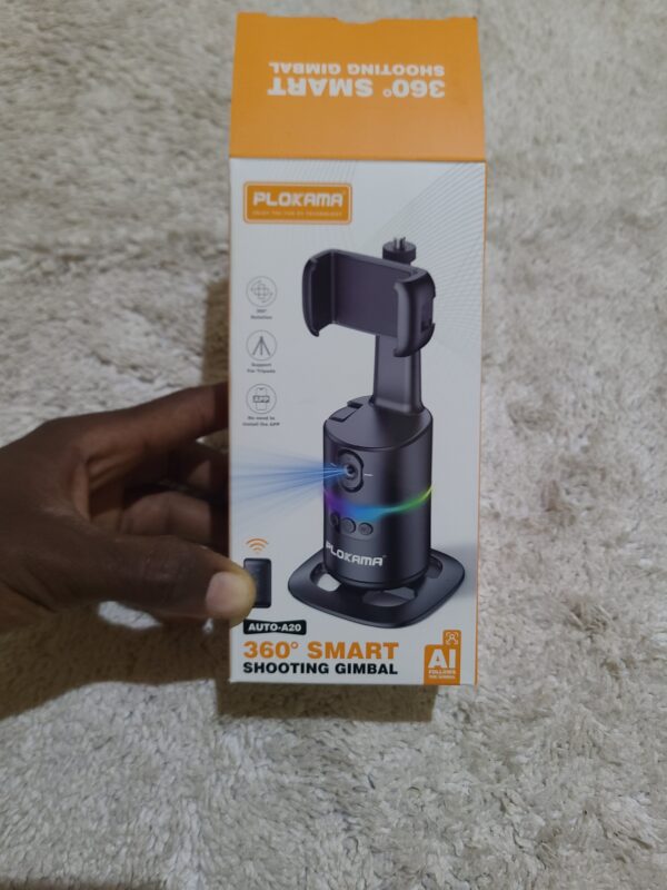 Trata-se de um gimbal Plokama Auto-A20 com rotação de 360° e tecnologia Smart Shooting.